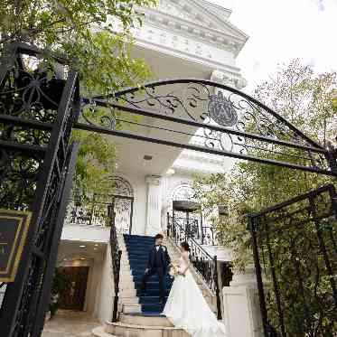 アーカンジェル代官山/テイクアンドギヴ・ニーズウェディング ロイヤルブルーの大階段での撮影