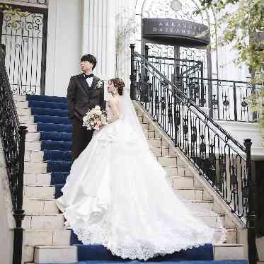 アーカンジェル代官山/テイクアンドギヴ・ニーズウェディング ロイヤルブルーの大階段でフォトシューティング