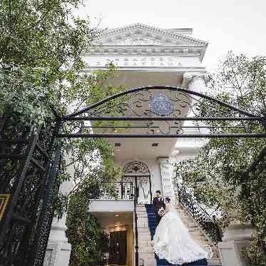 アーカンジェル代官山/テイクアンドギヴ・ニーズウェディング ロイヤルブルーの大階段でフォトシューティング