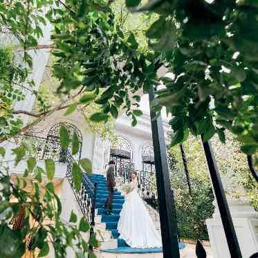 アーカンジェル代官山/テイクアンドギヴ・ニーズウェディング ロイヤルブルーの大階段でフォトシューティング