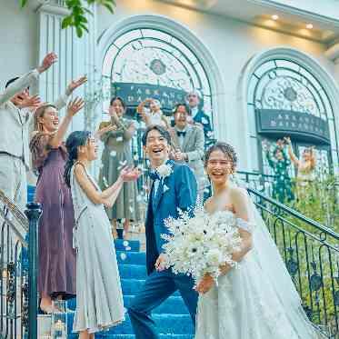 アーカンジェル代官山/テイクアンドギヴ・ニーズウェディング 大階段でのフラワーシャワー