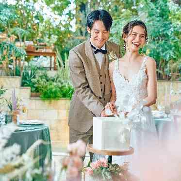 アーカンジェル代官山/テイクアンドギヴ・ニーズウェディング 隣接するガーデンをバックにケーキ入刀