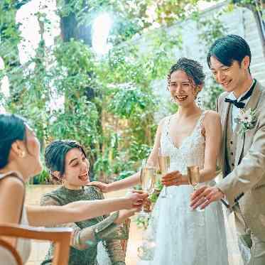 アーカンジェル代官山/テイクアンドギヴ・ニーズウェディング 開放的な空間でゲストに囲まれて乾杯♪