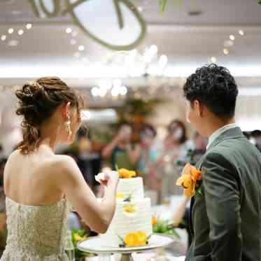 アーカンジェル代官山/テイクアンドギヴ・ニーズウェディング ゲストに囲まれてファーストバイト