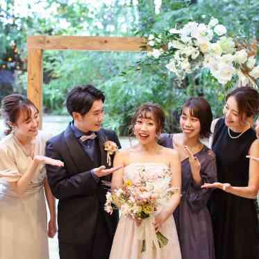 アーカンジェル代官山/テイクアンドギヴ・ニーズウェディング 隣接しているガーデンでゲストとフォトタイム