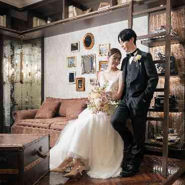 アーカンジェル代官山/テイクアンドギヴ・ニーズウェディング ロビーにフォトスポットとなるライブラリーを設置