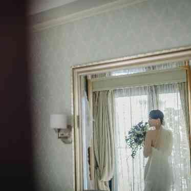 アーカンジェル代官山/テイクアンドギヴ・ニーズウェディング 大きな全身鏡を構えたフォトジェニックなブライズルーム