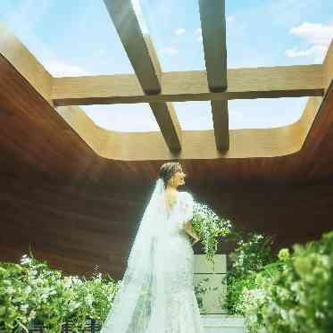 麻布迎賓館/テイクアンドギヴ・ニーズウェディング 天窓から光が差し込む洗練された木目のチャペルへリニューアル!