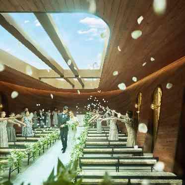 麻布迎賓館/テイクアンドギヴ・ニーズウェディング 天窓から光が差し込む洗練された木目のチャペルへリニューアル!