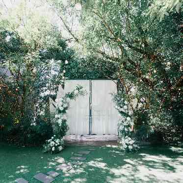 麻布迎賓館/テイクアンドギヴ・ニーズウェディング アーチの下で挙式