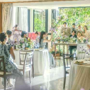 麻布迎賓館/テイクアンドギヴ・ニーズウェディング ガーデンと面した開放感溢れる空間