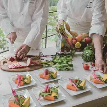 麻布迎賓館/テイクアンドギヴ・ニーズウェディング 前菜や、野菜などブッフェからスタートも