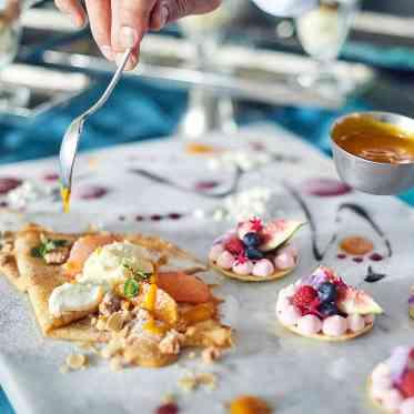 麻布迎賓館/テイクアンドギヴ・ニーズウェディング 目の前で仕上がるクレープ