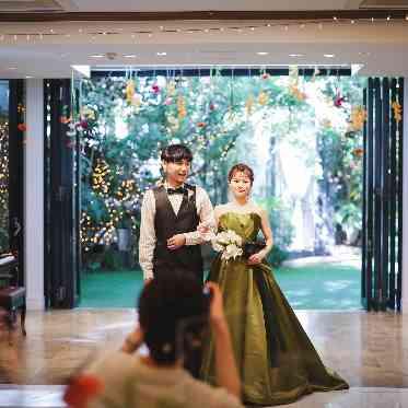 麻布迎賓館/テイクアンドギヴ・ニーズウェディング カラードレスはガーデンからの入場