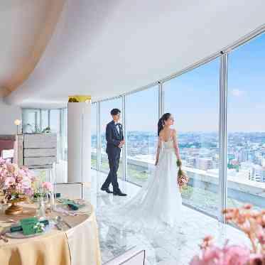 SAKURA SKY PALACE 窓いっぱいに広がる空と街並みが、非日常の風景を演出