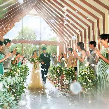 ヒルサイドクラブ迎賓館(八王子)/テイクアンドギヴ・ニーズウェディング ガーデンへ続くチャペルでゲストからの祝福を浴びて