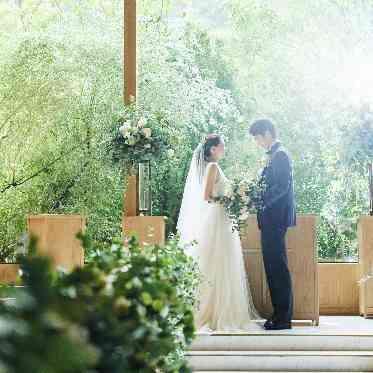 ヒルサイドクラブ迎賓館(八王子)/テイクアンドギヴ・ニーズウェディング 白いドレスが生える森のチャペルで写真を残そう