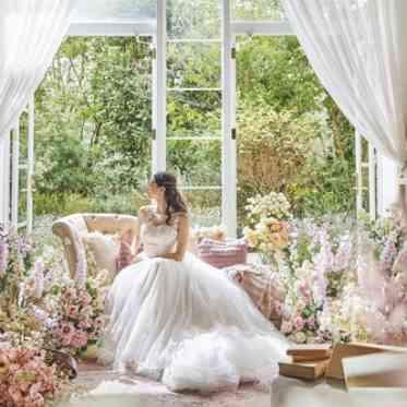 ヒルサイドクラブ迎賓館(八王子)/テイクアンドギヴ・ニーズウェディング ソファ席のまわりにお花を飾った装飾は花嫁憧れ!