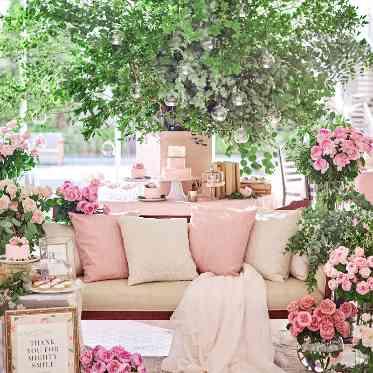 ヒルサイドクラブ迎賓館(八王子)/テイクアンドギヴ・ニーズウェディング 高砂ソファのコーディネートも人気