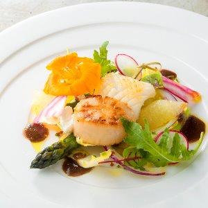 ヒルサイドクラブ迎賓館(八王子)/テイクアンドギヴ・ニーズウェディング ホタテとイカの瞬間スモークアンディーブのサラダと共に
