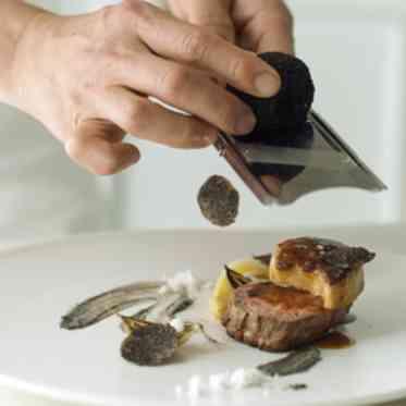 ヒルサイドクラブ迎賓館(八王子)/テイクアンドギヴ・ニーズウェディング 国産牛とフォアグラと黒トリュフ