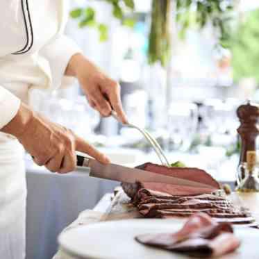 ヒルサイドクラブ迎賓館(八王子)/テイクアンドギヴ・ニーズウェディング パーティーを彩る料理は、味はもちろん、見た目も美しく盛りつけられる。