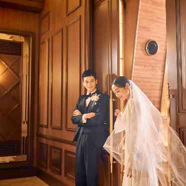 山手迎賓館 横浜/テイクアンドギヴ・ニーズウェディング 木目の温もり感じる洗練されたチャペルへ