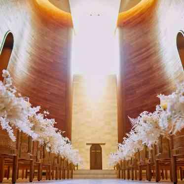 山手迎賓館 横浜/テイクアンドギヴ・ニーズウェディング 木目の温もり感じる洗練されたチャペルへ