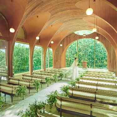 ニーズ新横浜 by T&G WEDDING(旧 アクアテラス迎賓館 新横浜) 木のぬくもりと緑を感じながら過ごす、心地よい空間。陽光がふたりを祝福してくれる