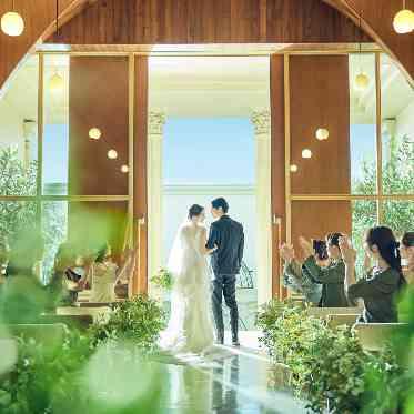 ニーズ新横浜 by T&G WEDDING(旧 アクアテラス迎賓館 新横浜) 四面採光の設計だから、どこから見てもふたりが光に包まれます