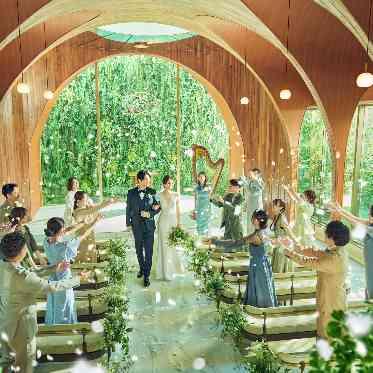 ニーズ新横浜 by T&G WEDDING(旧 アクアテラス迎賓館 新横浜) フラワーシャワーでゲストとふたりの笑顔があふれる瞬間に。