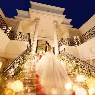 ニーズ新横浜 by T&G WEDDING(旧 アクアテラス迎賓館 新横浜) ライトアップされた空間に映える花嫁のドレス姿が美しい