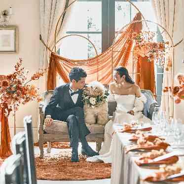 アクアテラス迎賓館(新横浜)/テイクアンドギヴ・ニーズウェディング 披露宴会場内のソファ席でゲストやペットとゆっくり過ごして