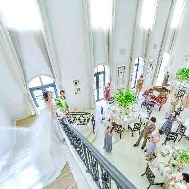 アクアテラス迎賓館(新横浜)/テイクアンドギヴ・ニーズウェディング 花嫁憧れ!シンデレラ階段からの入場シーン!