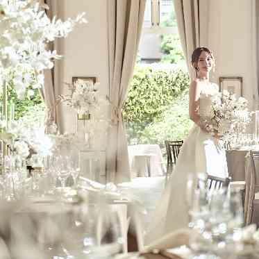 アクアテラス迎賓館(新横浜)/テイクアンドギヴ・ニーズウェディング テーブルクロスをブラウン、お花を白にした落ち着いたコーディネートも人気!