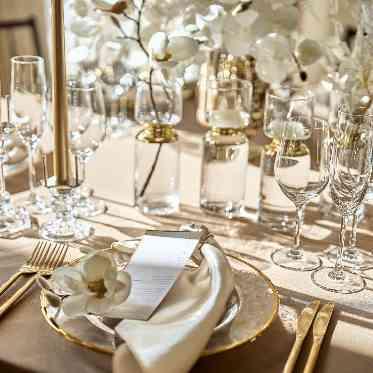 アクアテラス迎賓館(新横浜)/テイクアンドギヴ・ニーズウェディング 白貴重のパーティ会場はどんな色にも◎ドレスが決まってから考えられるので安心!