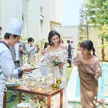 アクアテラス迎賓館(新横浜)/テイクアンドギヴ・ニーズウェディング ご友人とも話がはずむプライベートガーデン