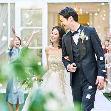 アクアテラス迎賓館(新横浜)/テイクアンドギヴ・ニーズウェディング ゲストの笑顔の中フラワーシャワーを浴びて