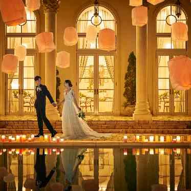 アクアテラス迎賓館（新横浜） ランタンとキャンドルのナイトプールは水面に反射しより一層幻想的な雰囲気に