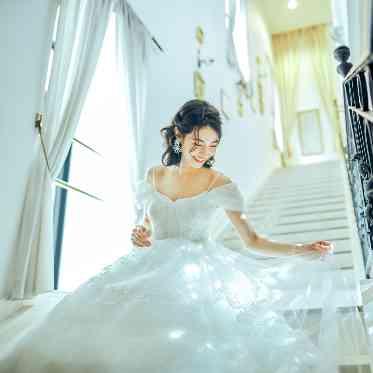 アクアテラス迎賓館(新横浜)/テイクアンドギヴ・ニーズウェディング ロビーでも階段でのドレスフォトが撮れるので、様々なスタイルで写真を残せます