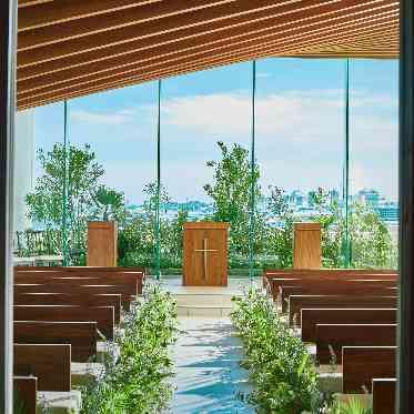 コットンハーバークラブ(横浜)/テイクアンドギヴ・ニーズウェディング 扉が開くと現れる絶景チャペルはゲストからも歓声があがる!