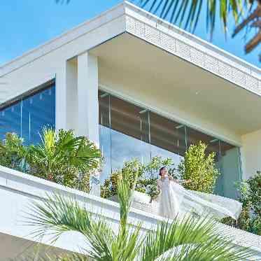 コットンハーバークラブ(横浜)/テイクアンドギヴ・ニーズウェディング リニューアルチャペルの全景!緑溢れるチャペルに