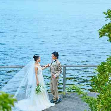 コットンハーバークラブ(横浜)/テイクアンドギヴ・ニーズウェディング 会場すぐ近くの海をバックにフォトシューティングも人気!