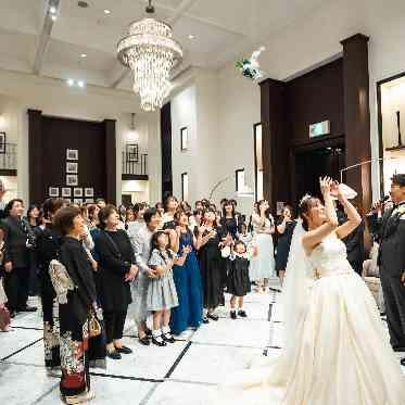 コットンハーバークラブ(横浜)/テイクアンドギヴ・ニーズウェディング 雨天時でも大人数収容なロビーでセレモニーを!