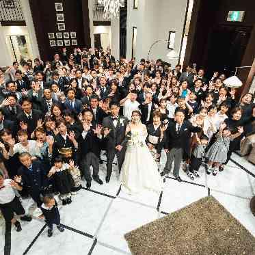 コットンハーバークラブ(横浜)/テイクアンドギヴ・ニーズウェディング 写真映えする洗練された大理石調なロビーで集合写真も
