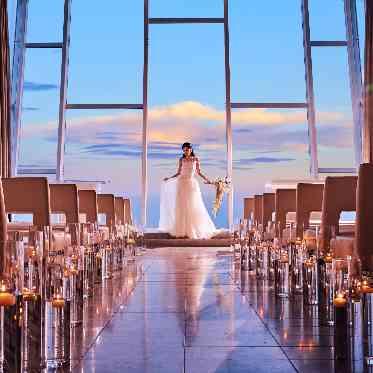 茅ヶ崎迎賓館/テイクアンドギヴ・ニーズウェディング 昼間の雰囲気とは異なる夕暮れならではの幻想的な雰囲気も楽しめる