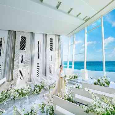 茅ヶ崎迎賓館/テイクアンドギヴ・ニーズウェディング 美しい海の青と空からの光に包まれる神聖な雰囲気の中、絆深まる感動的な挙式を迎える