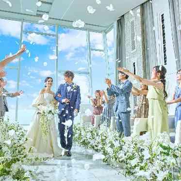 茅ヶ崎迎賓館/テイクアンドギヴ・ニーズウェディング 太陽の光に照らされ、大切なゲストに見守られながら愛を誓う神聖な儀式