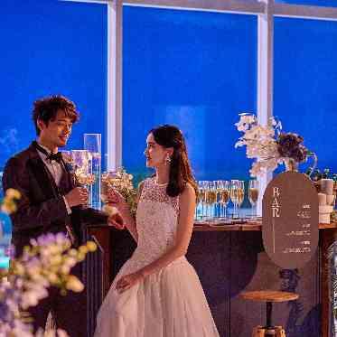 茅ヶ崎迎賓館/テイクアンドギヴ・ニーズウェディング 夕暮れに浮かぶライトアップされた会場は優美で極上のムードを楽しめる