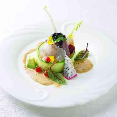 茅ヶ崎迎賓館/テイクアンドギヴ・ニーズウェディング 地の魚介のセビーチェと三崎マグロのタブレ アイランド風サラダ仕立て